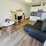 Apartment Sea View Apartment: Beachside Comfort With Wi-fi And Parking *