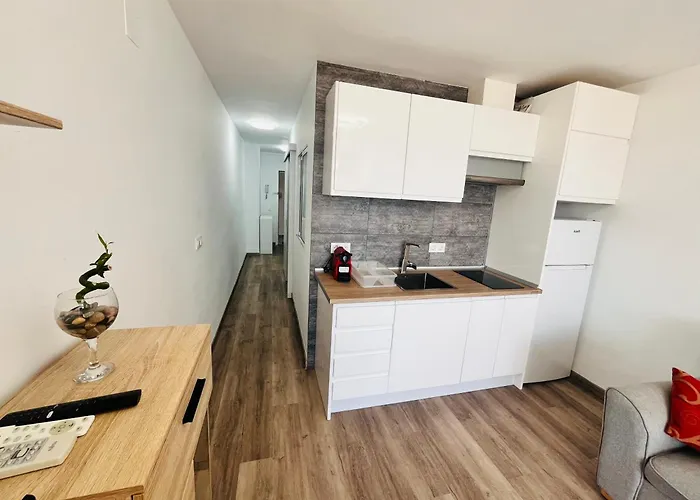 Sea View Apartment: Beachside Comfort With Wi-fi And Parking